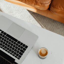 E-poe tegemise hind – mis tegelikult mõjutab maksumust? (2025)